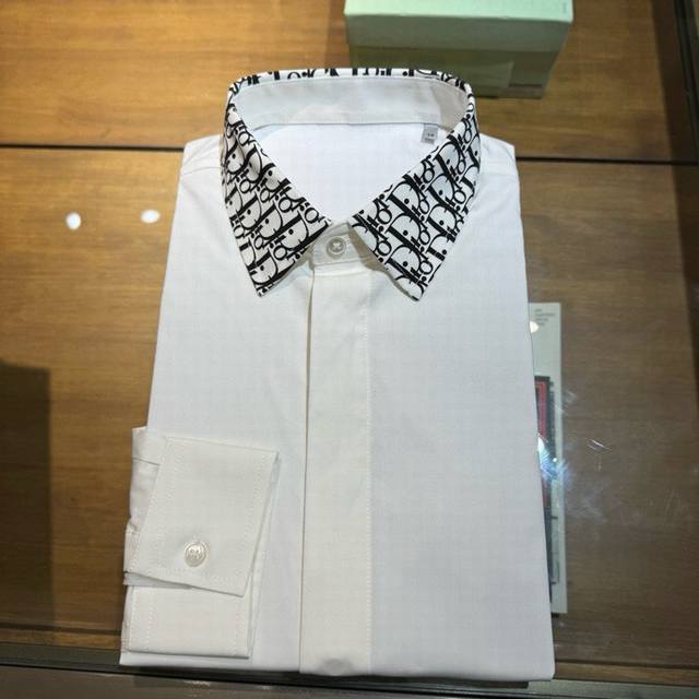New arrival, Do collar logo print detail poplin shirt. Concealed button shell bu