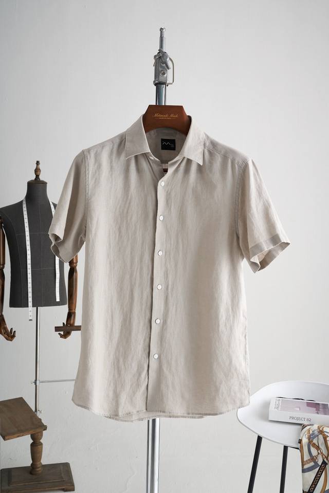 A short-sleeved shirt made of 100% linen fabric in original color and flavor. Wi
