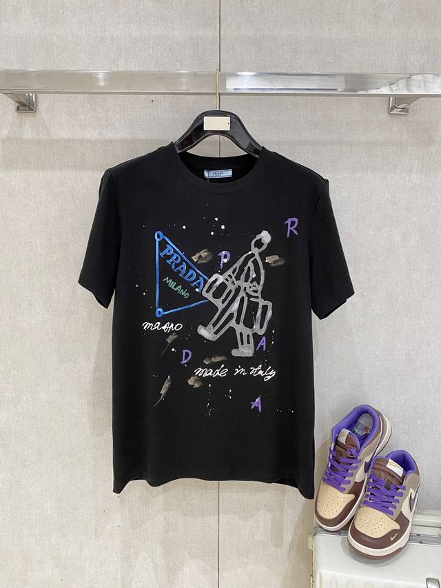 New Prada 2025Fw Spring and Summer New Round Neck T-shirt, Three-dimensional Log