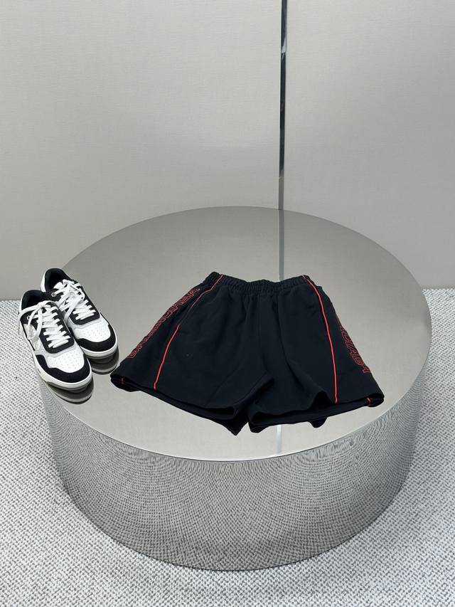 Balenciaga 25 Paris splicing clip-on shorts. Embroidery is made of imported Taji