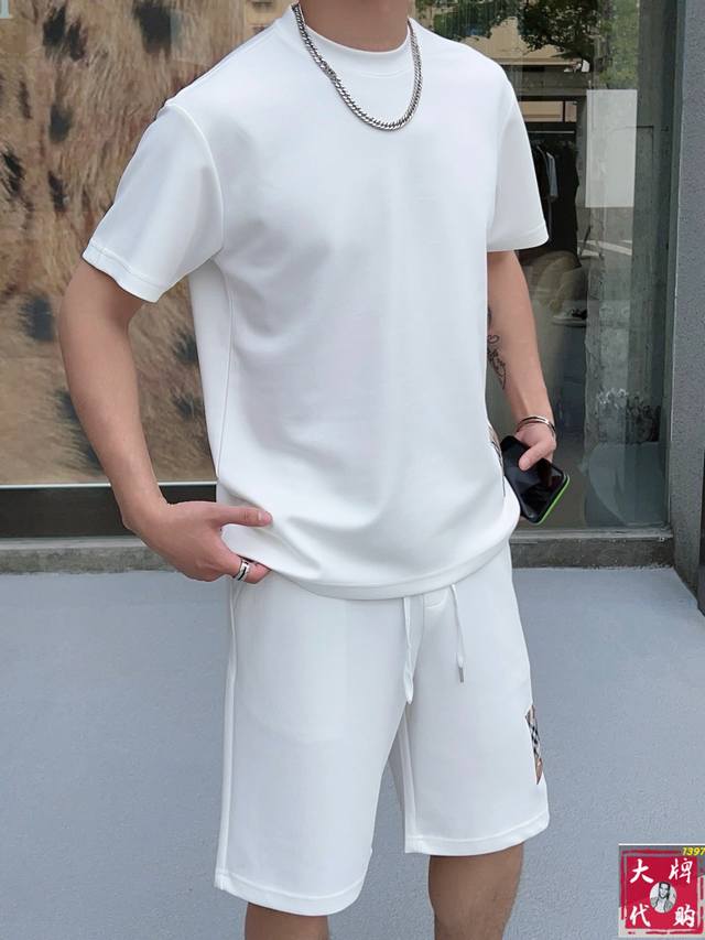 Burberry round neck short-sleeved shorts suit. Made of pure cotton, it won't mak