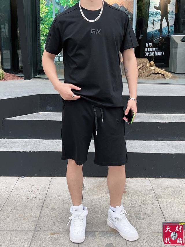 Givenchy round neck short-sleeved shorts suit. Made of pure cotton, it won't mak