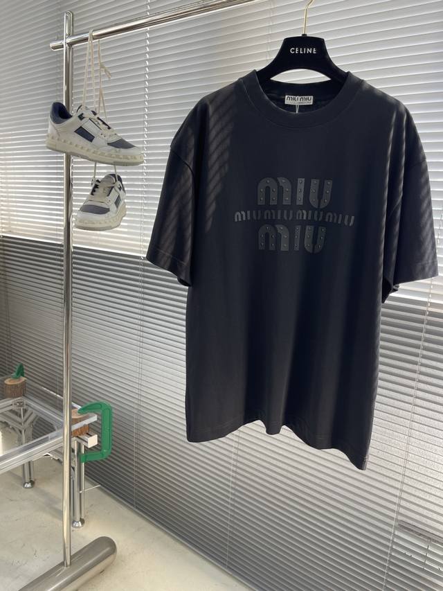 Miumiu new beaded T-shirt Every full bead is inlaid in the logo and integrated i