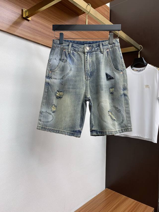 Prada 25th spring and summer new casual denim shorts are neatly cut and full of