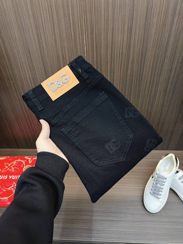 D&G 2025 new products are available at the counter. The best jeans in the store