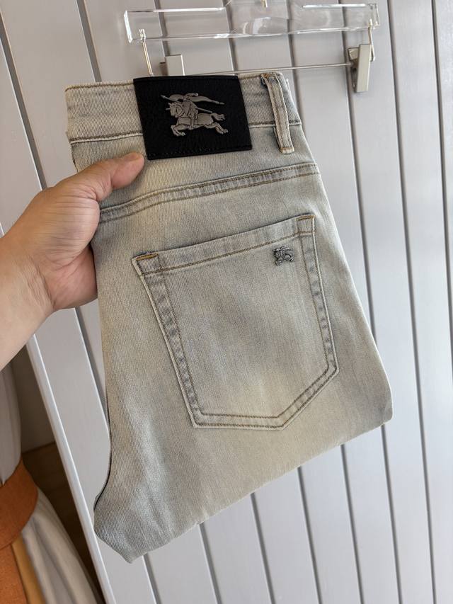 A pair of Burberry jeans with a very stylish look. Made of original washed denim