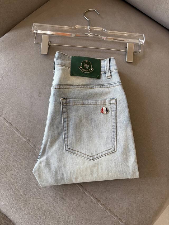 A pair of jeans from Moncler with a very stylish look. Customized original washe