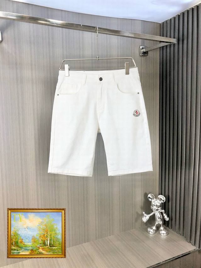 Moncler shorts are the latest men's jeans for the spring and summer of 2025! Hea