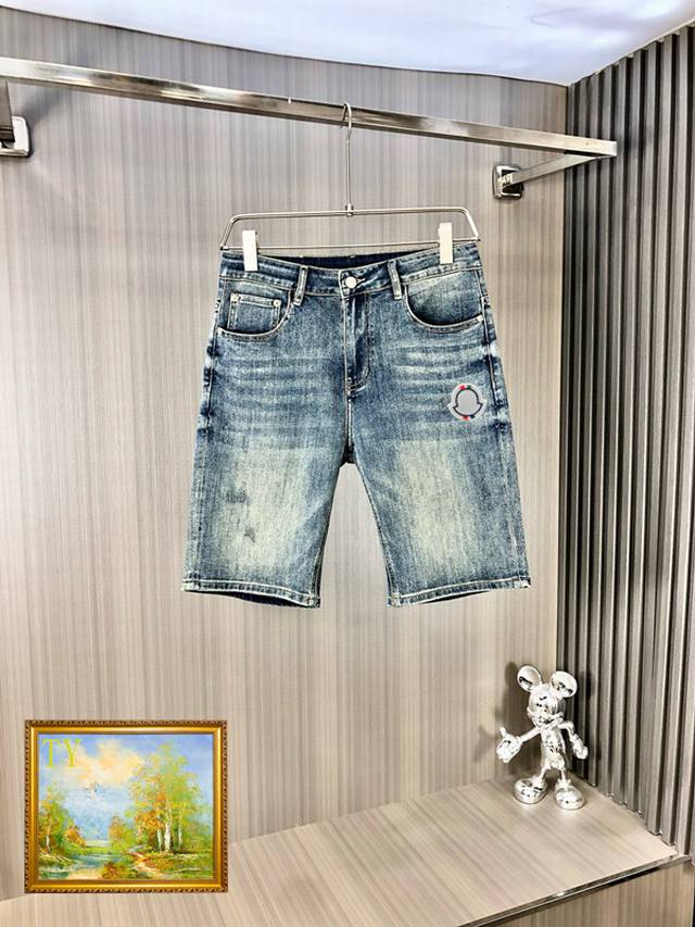 Moncler shorts are the latest men's jeans for the spring and summer of 2025! Hea