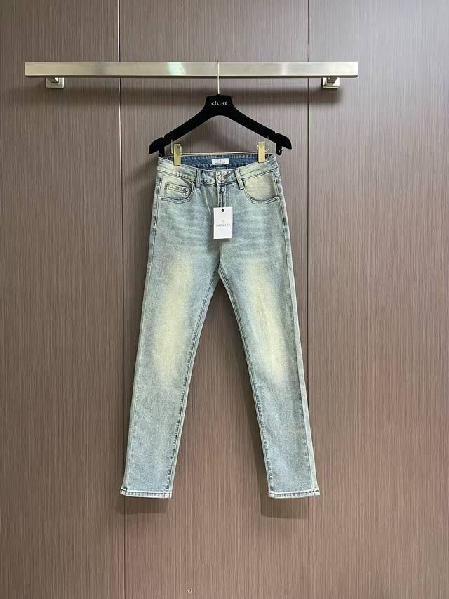 A pair of jeans from Moncler with a very stylish look. Customized original washe