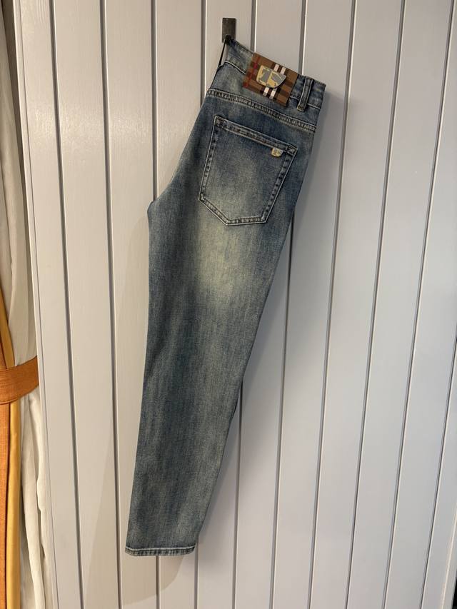 A pair of Burberry jeans with a very stylish look. Customized original washed de