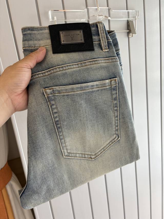 Lv A pair of jeans with a very stylish look, custom-made original washed denim f