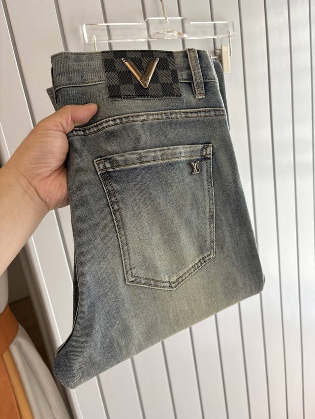 Straight-leg jeans are a pair of jeans with a very stylish look. They are made o