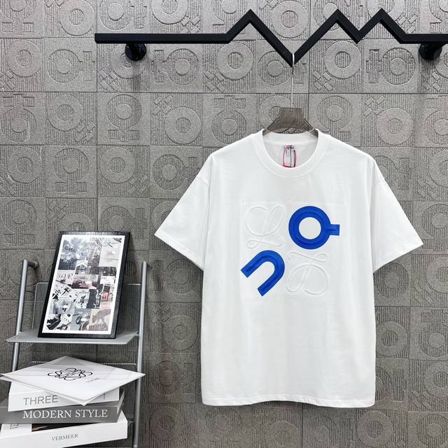 Loewe's letter logo with rattan printing technology The logo is refined and upgr