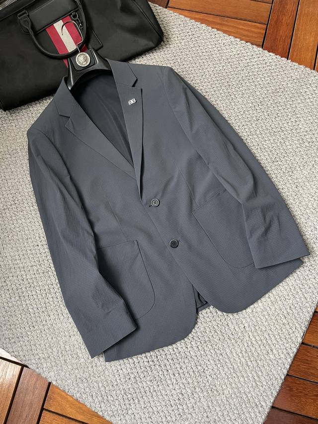 Paris''2025Fw men's spring suit jacket, a casual everyday wear item! The upper b
