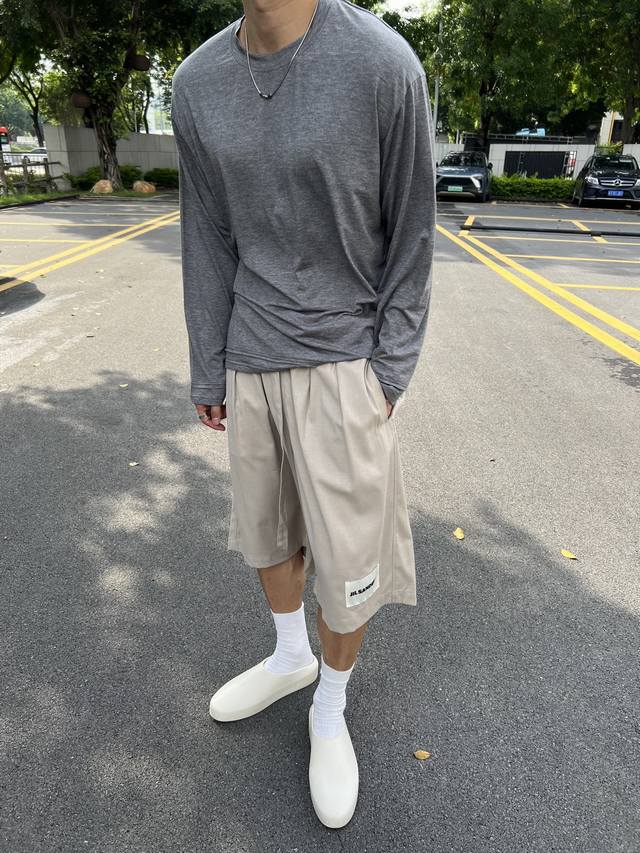 This spring and summer long-sleeved T-shirt from Therow is amazing! It is light,