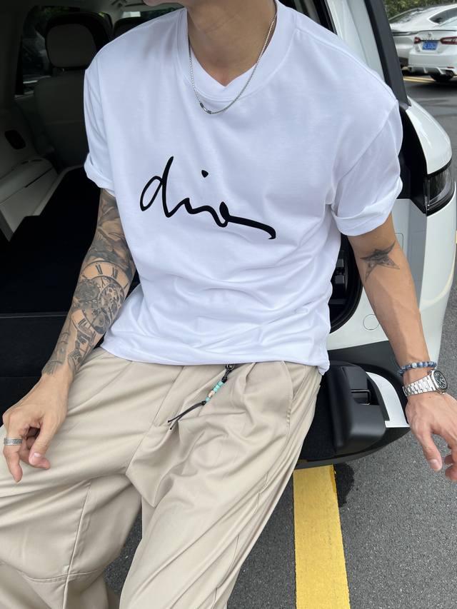 Dior's new summer T-shirt is here! The flocking print is super eye-catching and