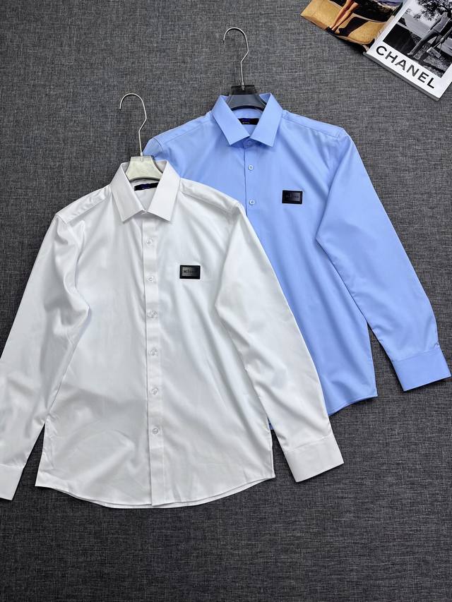 Kiton's high-end business casual long-sleeved shirt for men combines traditional