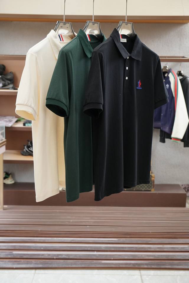Moncler's new men's short-sleeved T-shirt for spring and summer 2025, a fashiona