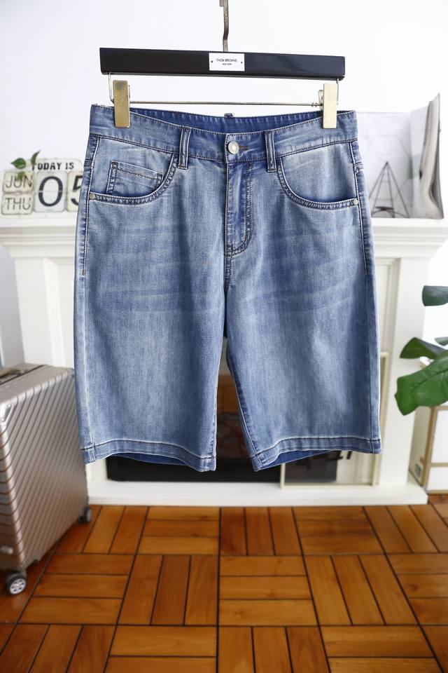 Descente. 2025 summer new men's denim shorts with perfect lining, fashionable cl