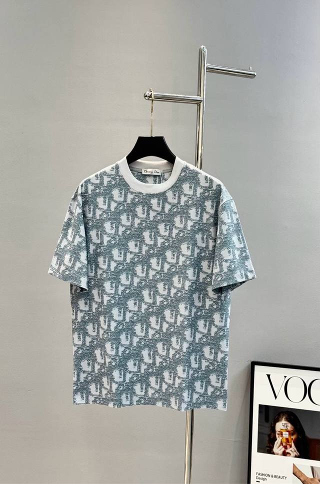 Dio*R high-end fashion brand T-shirt new style is here. It is popular in both me