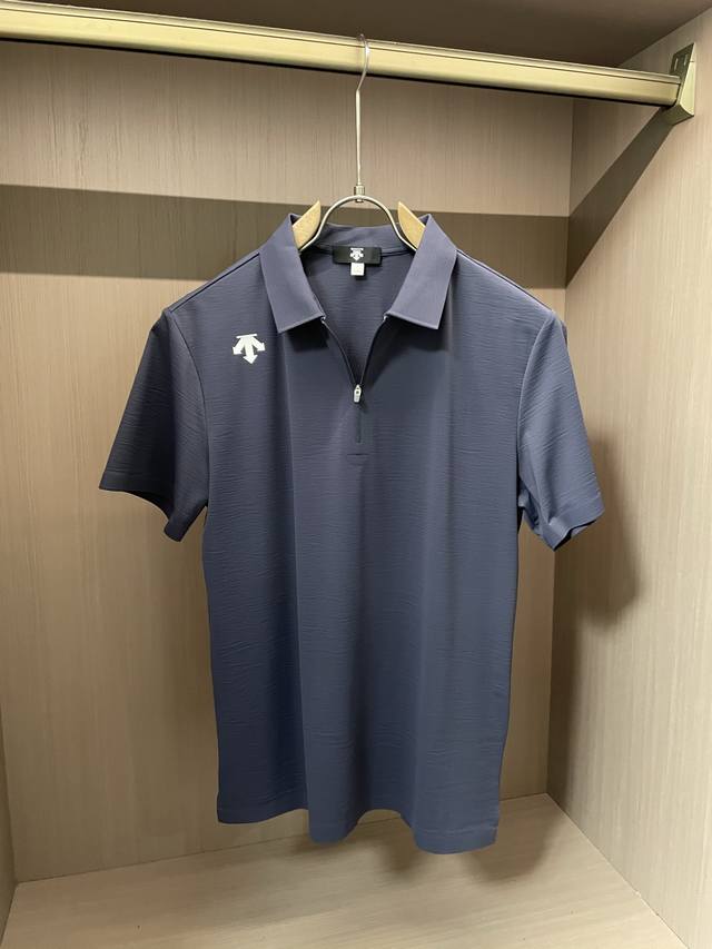 Descente 2025 Spring/Summer The classic Polo collar design, paired with a simple
