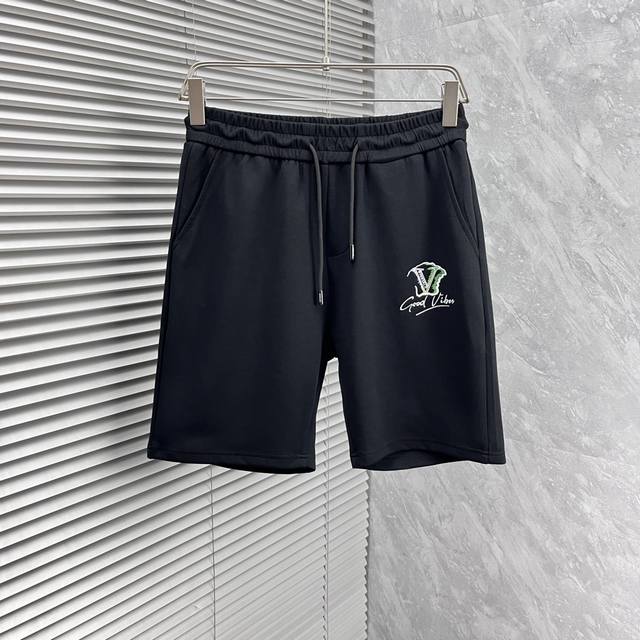 Vans' SS25 men's casual shorts are a versatile item, with elastic waist drawstri