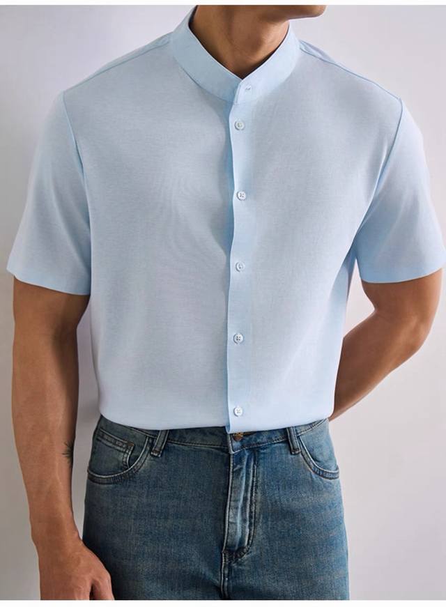 Armani's stylish and simple short-sleeved shirt is famous for its simple and del