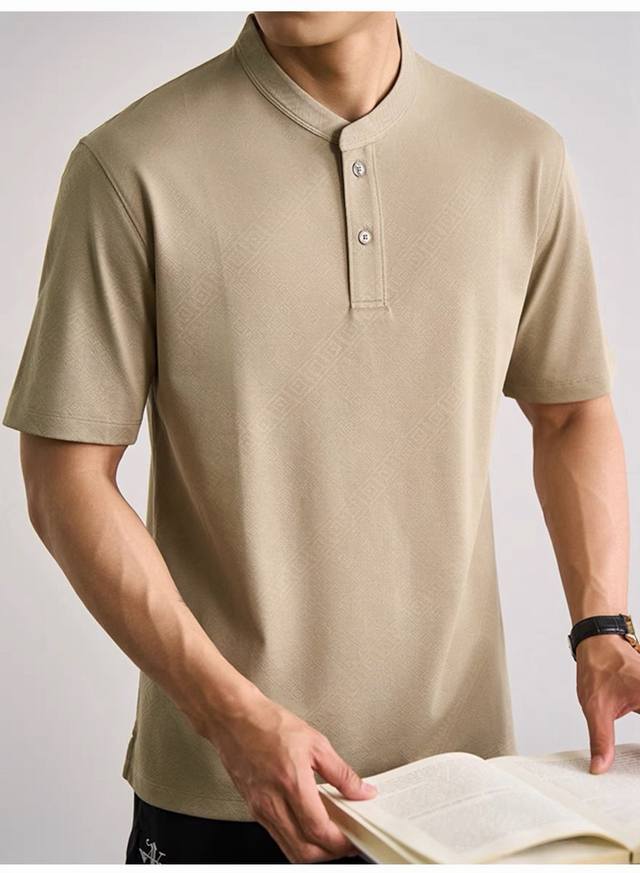 Versace stylish and simple short-sleeved T-shirt is famous for its simple and de