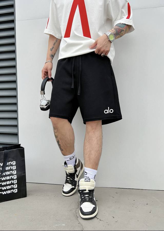 Aio 25 new spring and summer shorts This minimalist style expresses a modern att