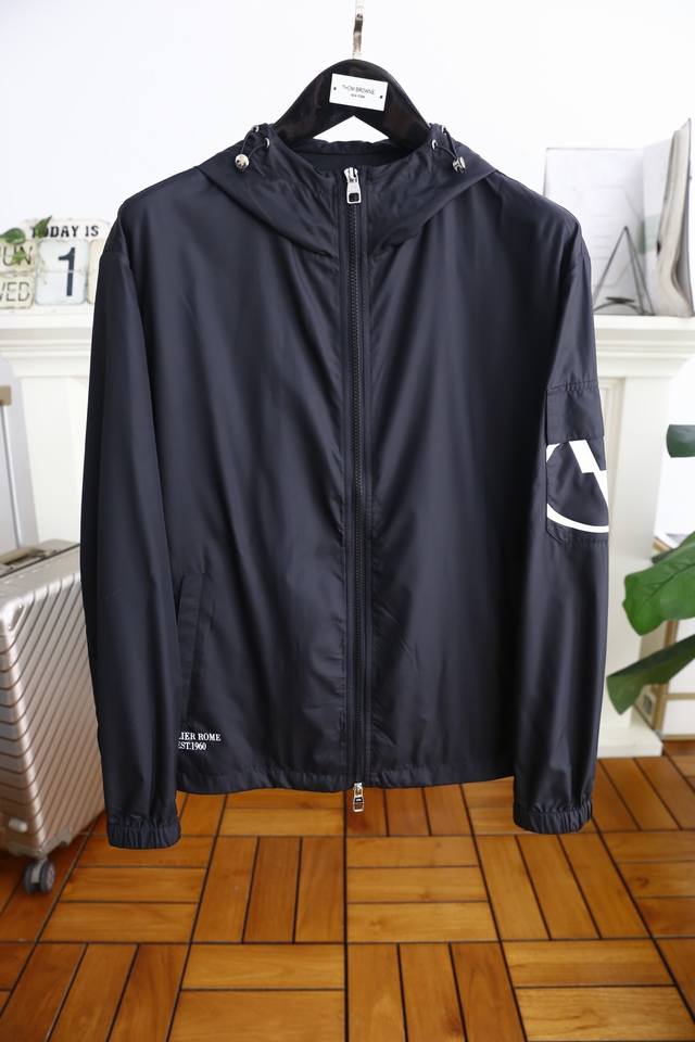 Valentino. 25 New summer products! Fashionable men's hooded sun protection cloth