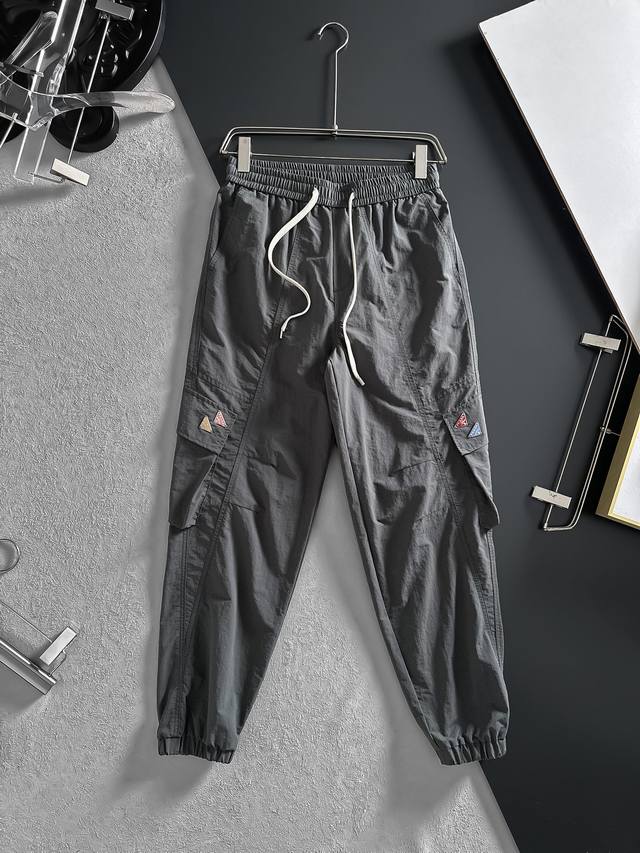 Prad dark grey work pants with cuffs are cool and practical. Classic dark grey i