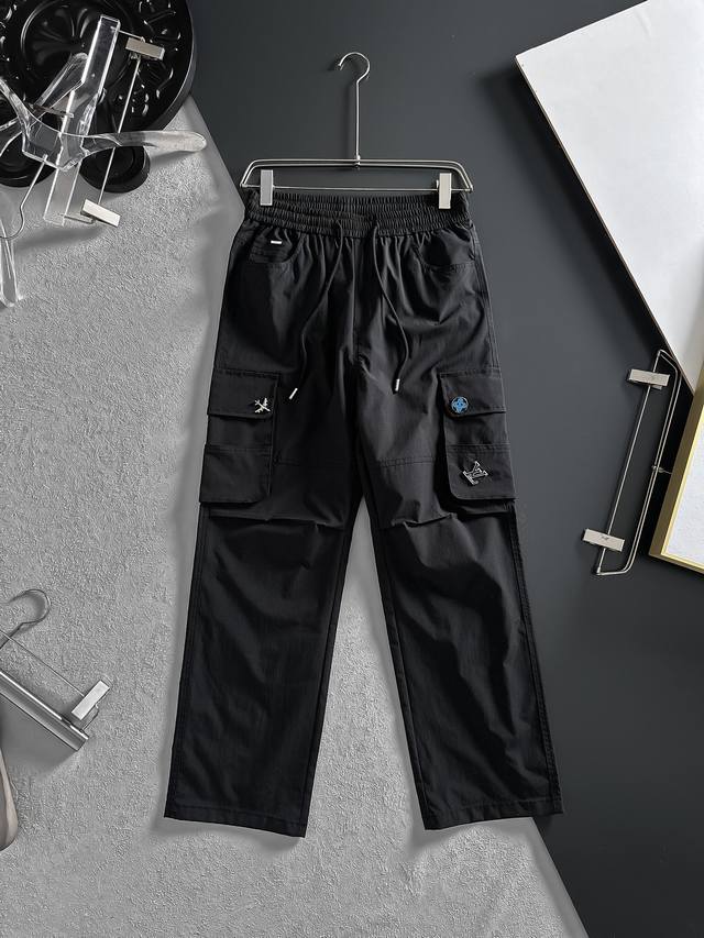 Lv Black overalls are both fashionable and practical. The deep and steady black