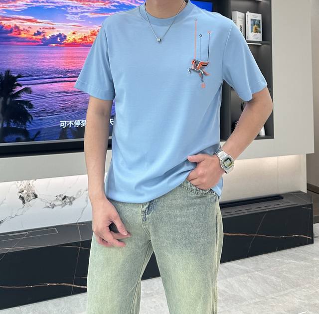 H's 2025 summer new men's short-sleeved fashionable round neck T-shirt. This sty