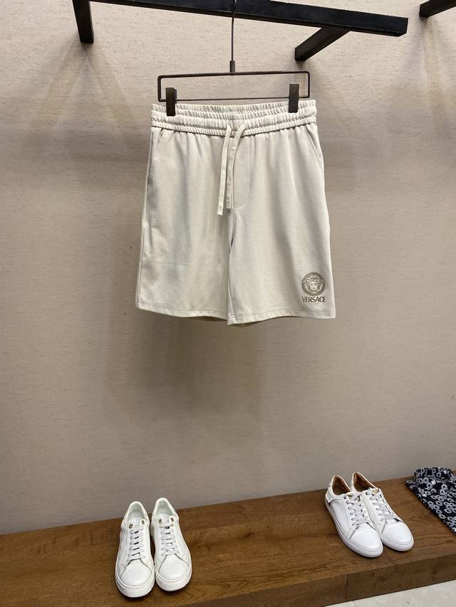 Versace, the latest men's casual shorts with an unbeatable fit! A pair that you