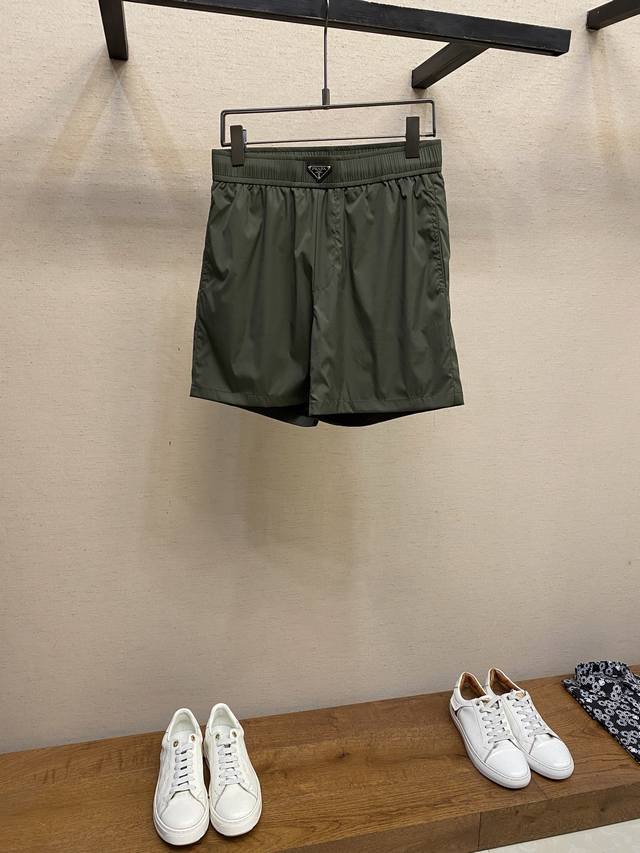 Prada, the latest men's casual shorts with a perfect fit! You can definitely clo