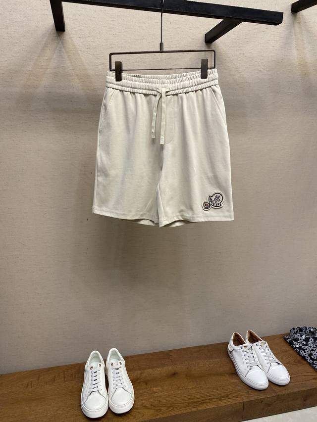 Moncler, the latest men's casual shorts with an unbeatable fit! A pair that you