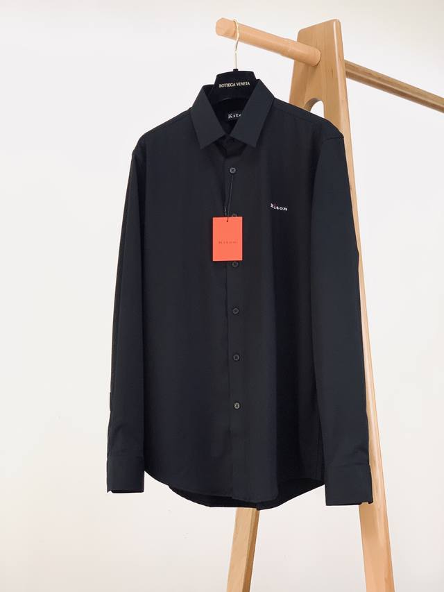Kiton Christian Grace casual long-sleeved shirt. The fabric texture of the custo
