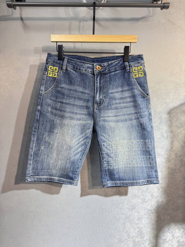 Givenchy's latest spring and summer jeans. No pressure to enter the store. Hot-s