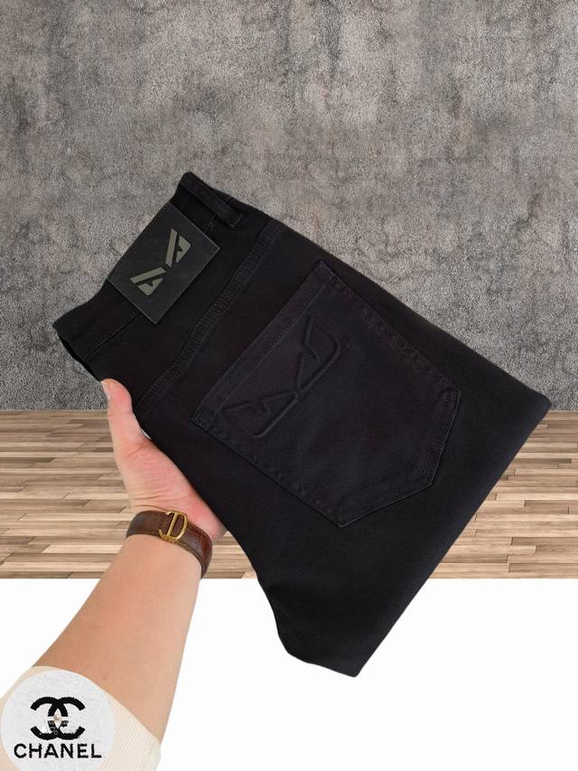 Fendi's latest spring and summer jeans are hot-selling models in the counter. Th