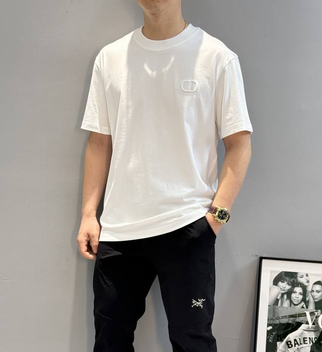 Dior classic Cd embroidered T-shirt. Unisex! This model uses the original 26-cou