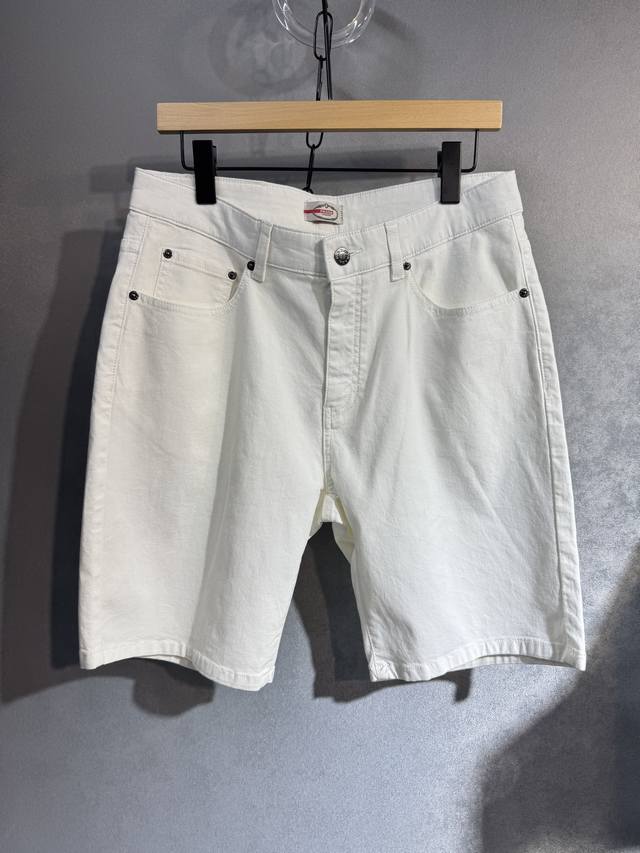 Prada's latest spring and summer jeans. No pressure to enter the store. Hot-sell