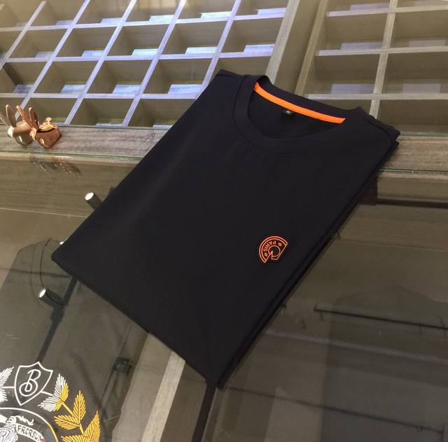 H's 2025 new round neck shirt is versatile for commuting to work. It is full of