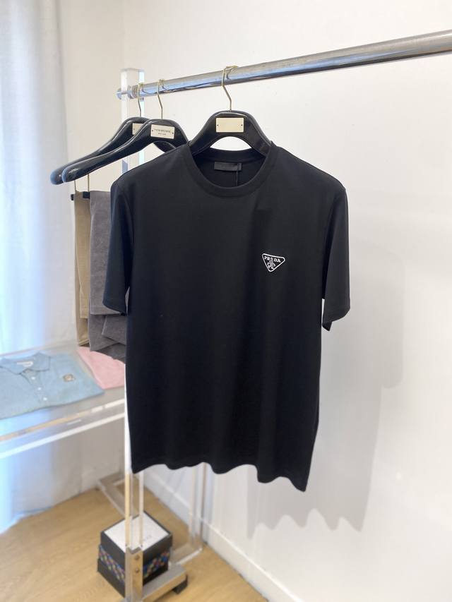 Prada, the latest short-sleeved T-shirt of 2025, handsome and fashionable, with