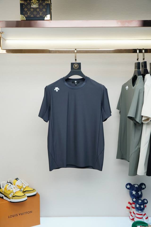New short-sleeve shirt exclusively available from Descente. High-end version! Cu