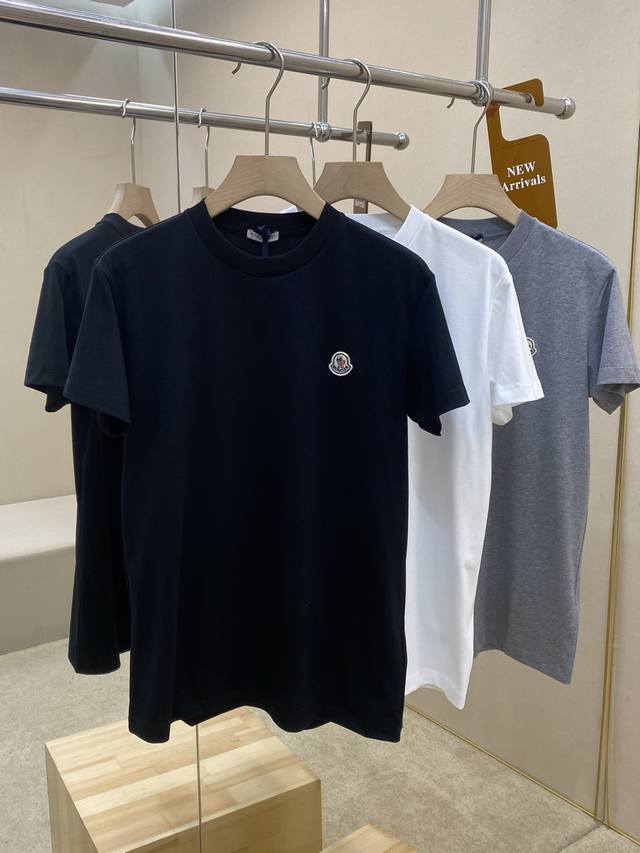 New tricolor T-shirt from Mom25, made from soft cotton jersey with a classic Mom