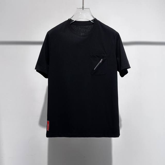 Classic pocket round neck short sleeves combine sports style minimalist design a