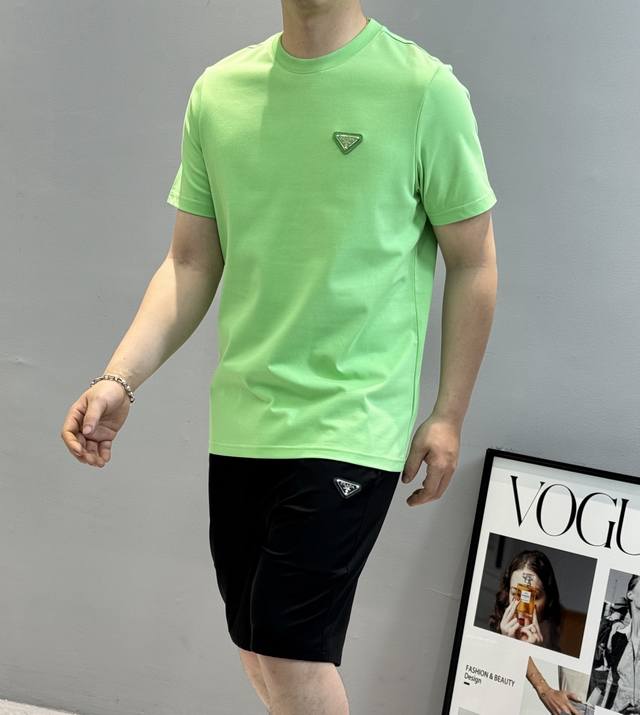 Prad*A Prada 2025S spring and summer new T-shirt! Can be matched with a suit. Su