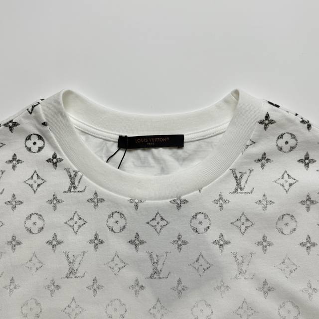Enlarged photo of shoulder and neckline details