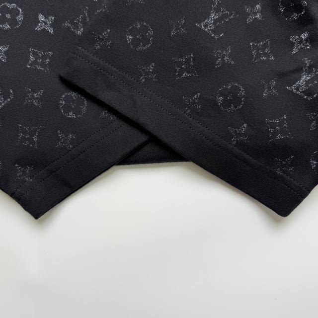 The overall lines of the cuffs and hem are straight and delicate